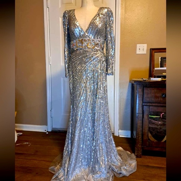 Mac Duggal Stunning Silver Sequin Gown with Slit size 8 - Picture 1 of 8